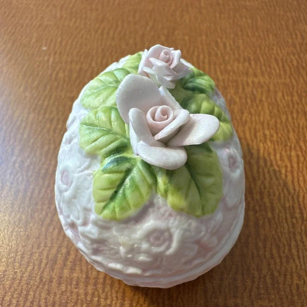 Enesco Bisque Porcelain Ceramic Egg Shape Trinket Box Flowers 1985 vintage
